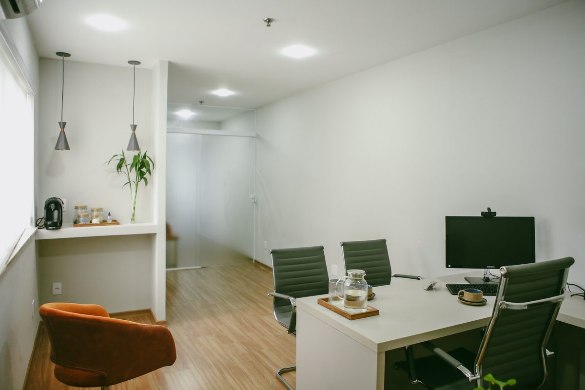 Sala de atendimento do escritório Inês e Castro com mesa de reuniões