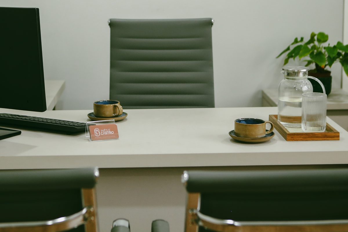 Mesa do escritório Inês e Castro Advocacia