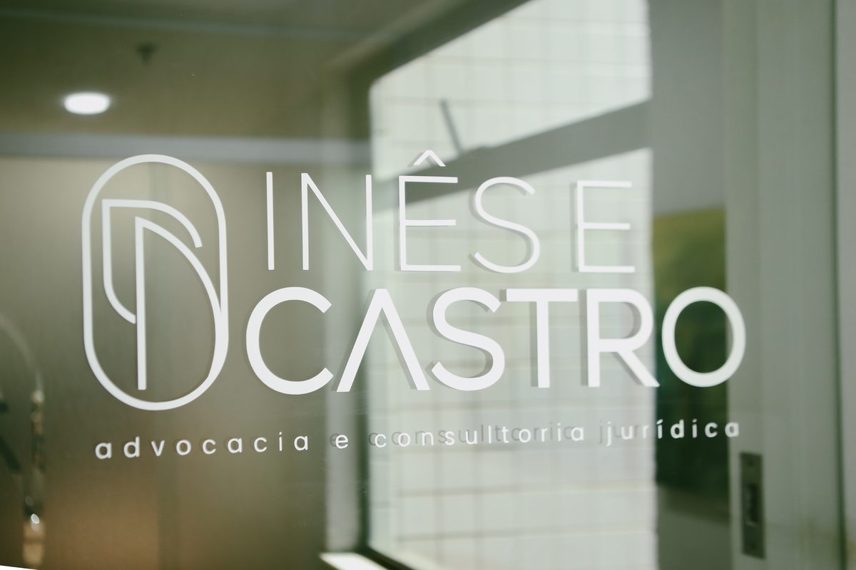 Porta de vidro com logotipo Inês e Castro Advocacia e Consultoria Jurídica